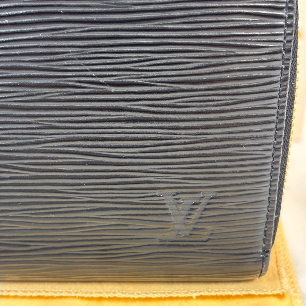 Absolutely Stunning Louis Vuitton Zippy Wallet Epi Noir - Picture 15 of 15
